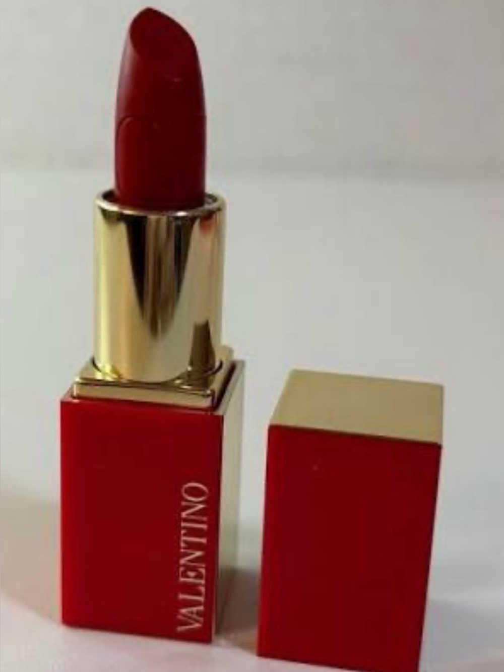 Valentino Minirosso Satin Lipstick 22R Rosso Valentino Mini size Red Color ❤️